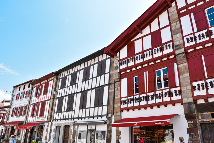 facade-colombages-piments-espelette-visiter-pays-basque