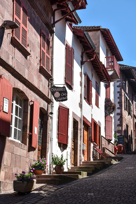 facade-maisons-saint-jean-pied-de-port-visiter-pays-basque